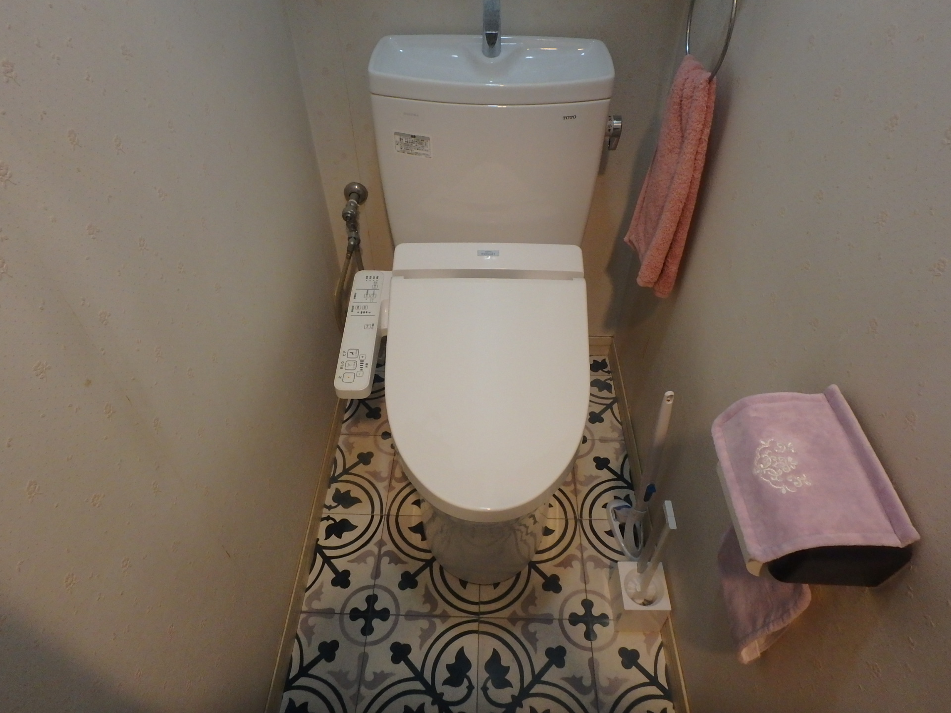 町田市トイレクロス張替え施工前 黄ばみと傷のある壁紙