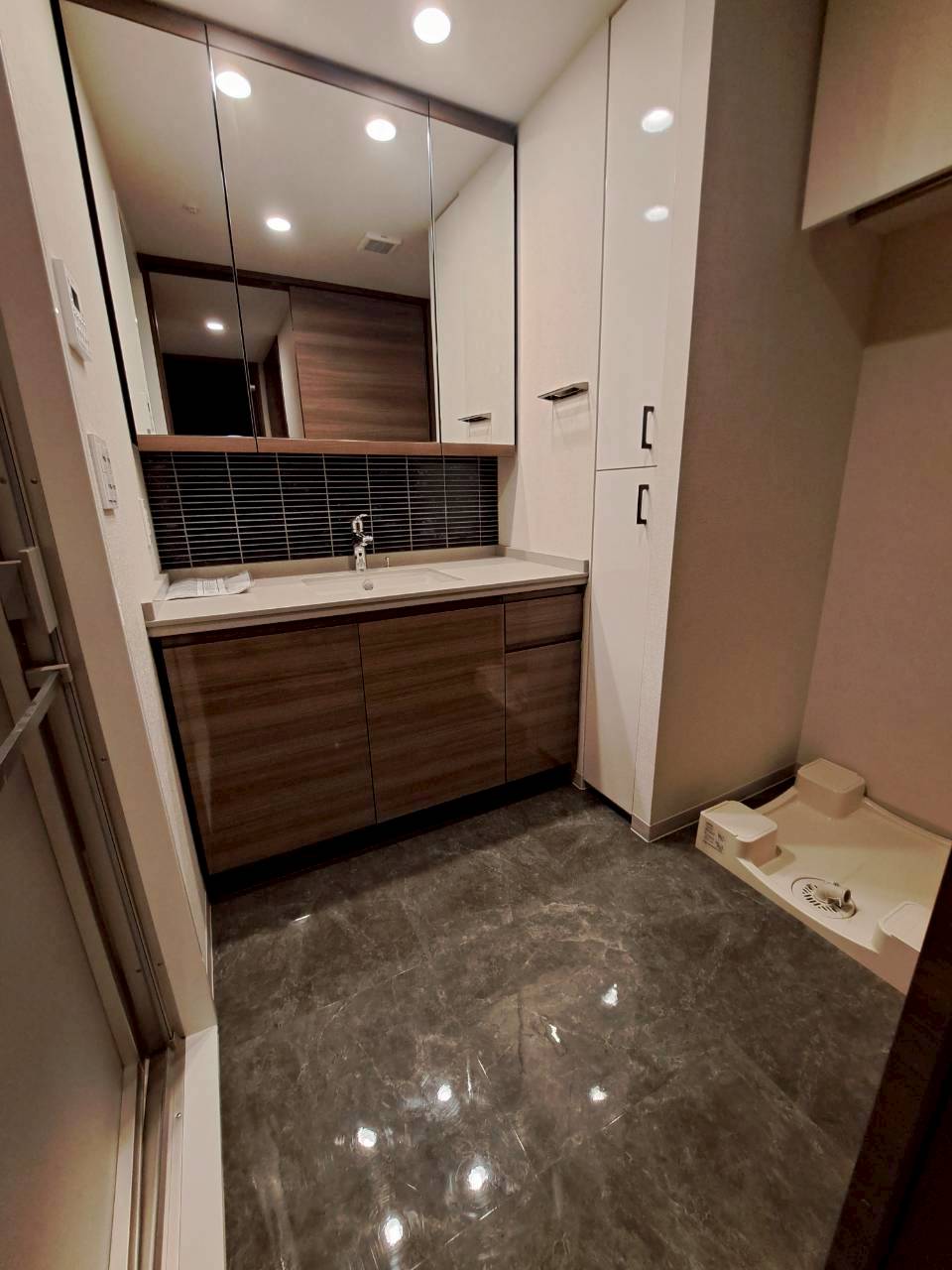 【町田市】洗面室の床を大理石調の光沢フロアタイルへ張替え!ホテルライクな高級感溢れる空間へ大改造