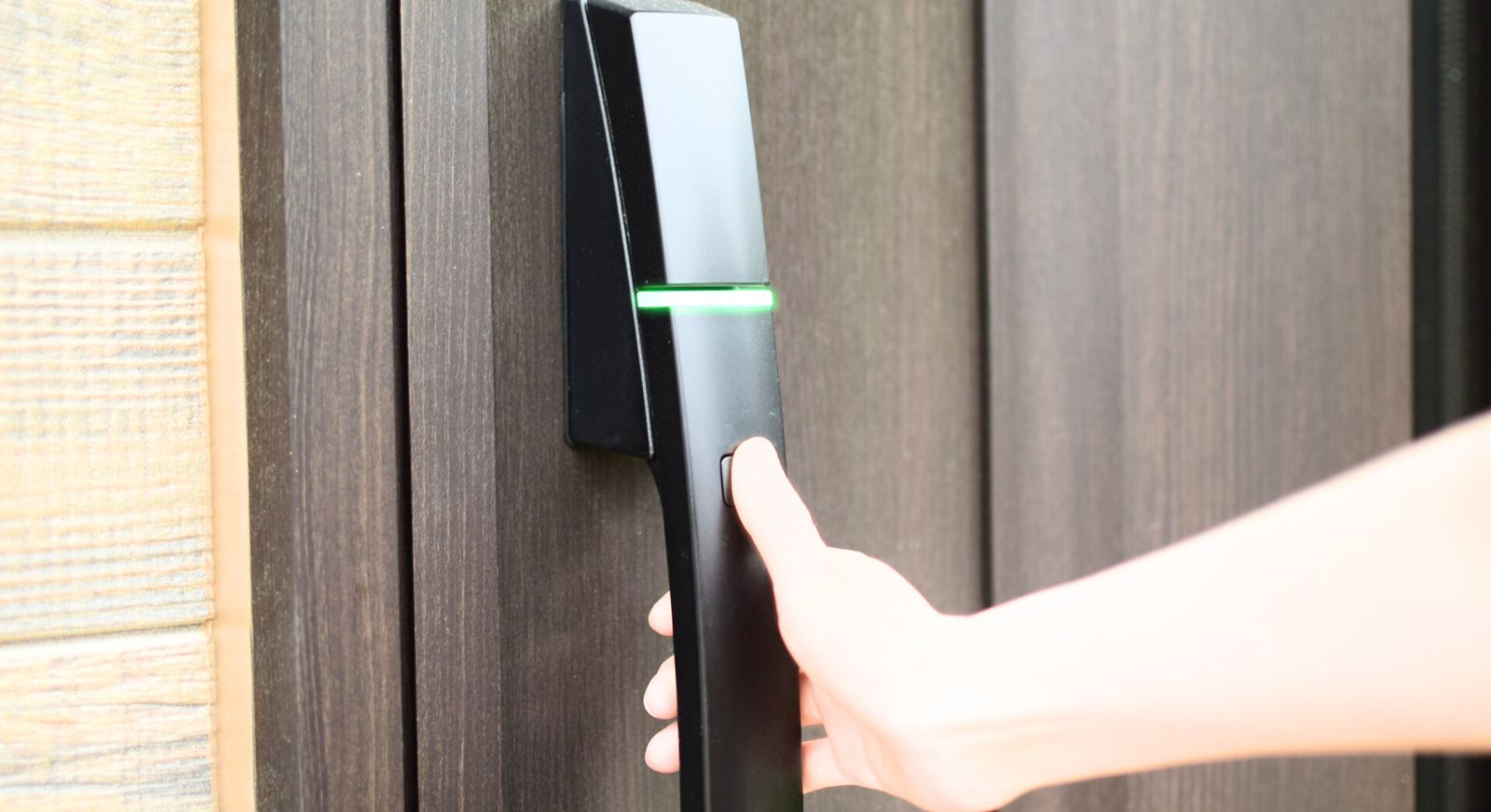スマートキーでドアを開ける様子