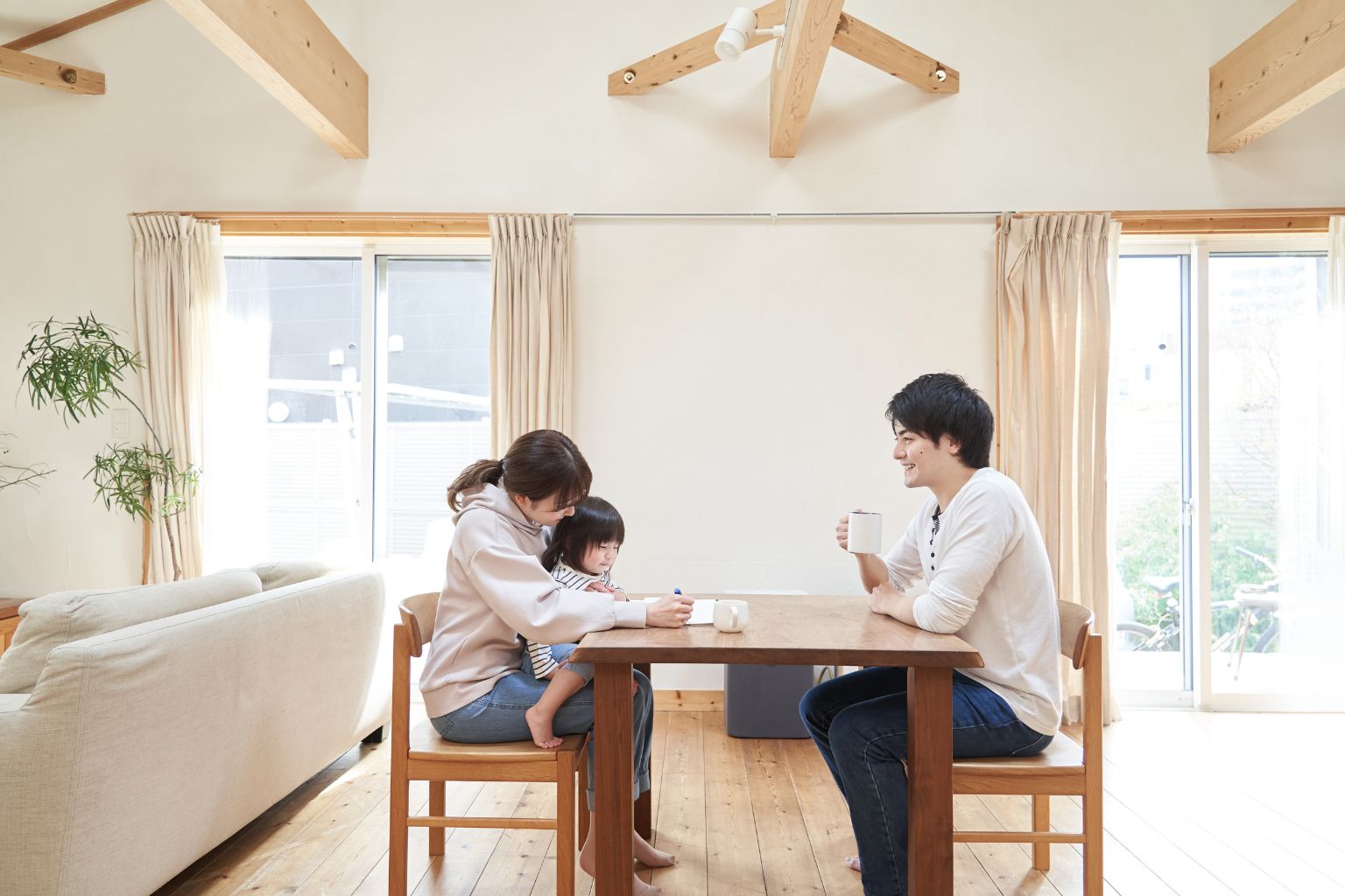松美装の打ち合わせ室。木の天井と、テーブルを囲む椅子のある空間